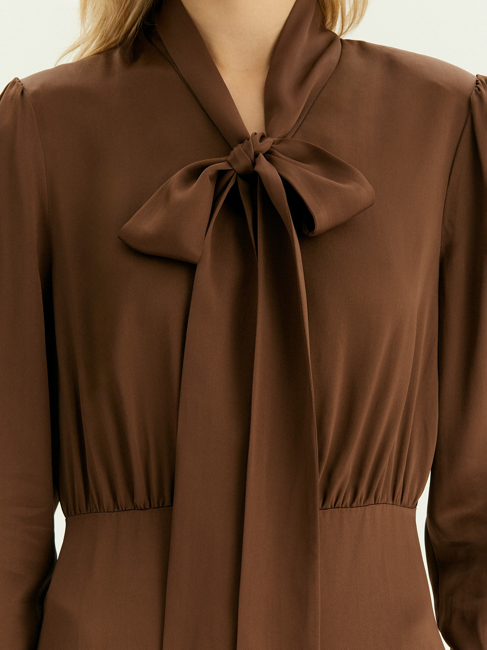 Платье миди с воротником-бантом из 100% вискозы